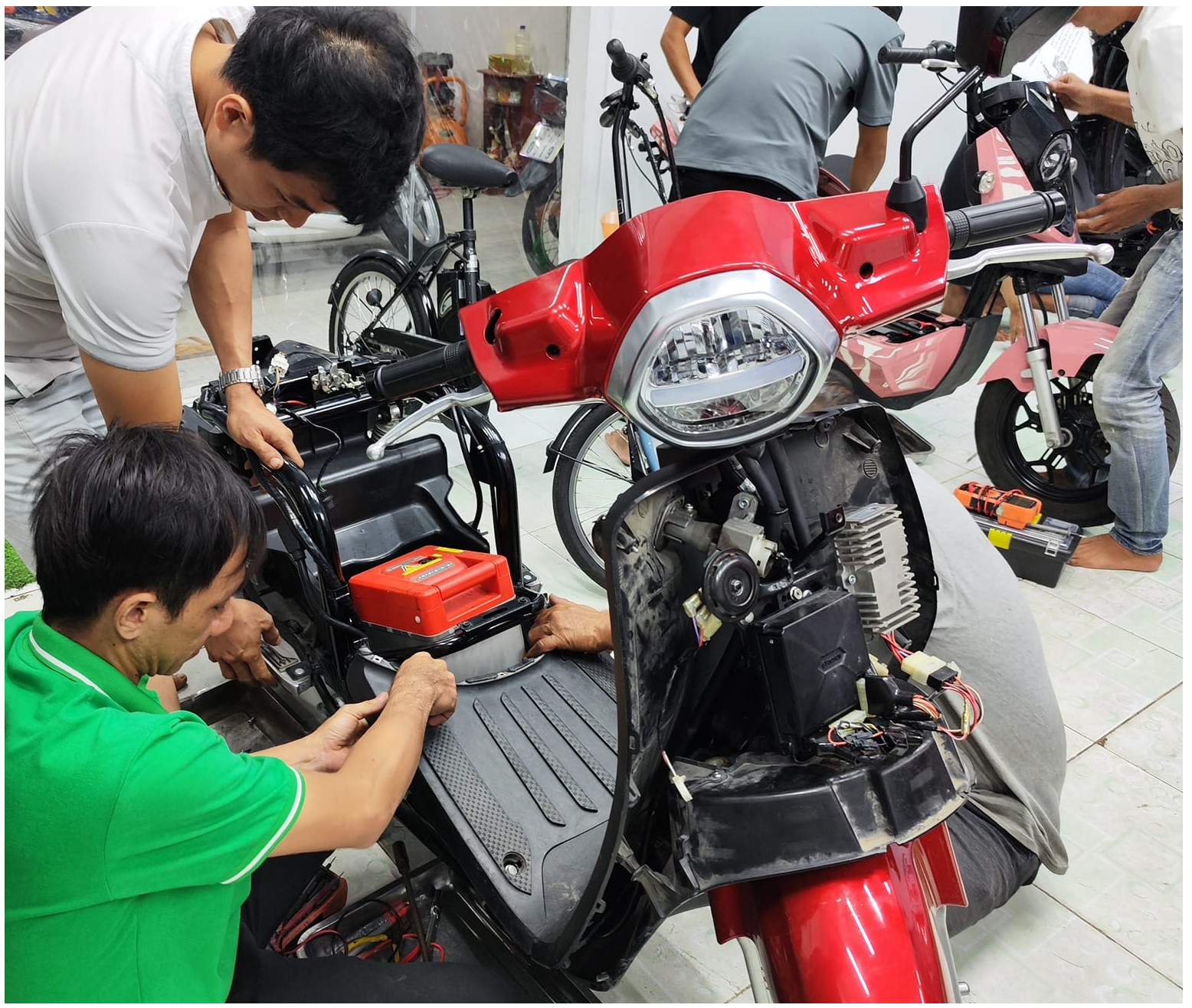 Vì sao ngày càng nhiều người chọn học về xe điện VinFast?