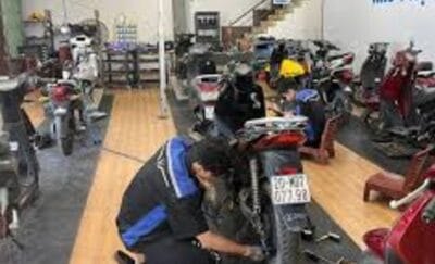 Học viên thực hành sửa xe điện tại xưởng đào tạo