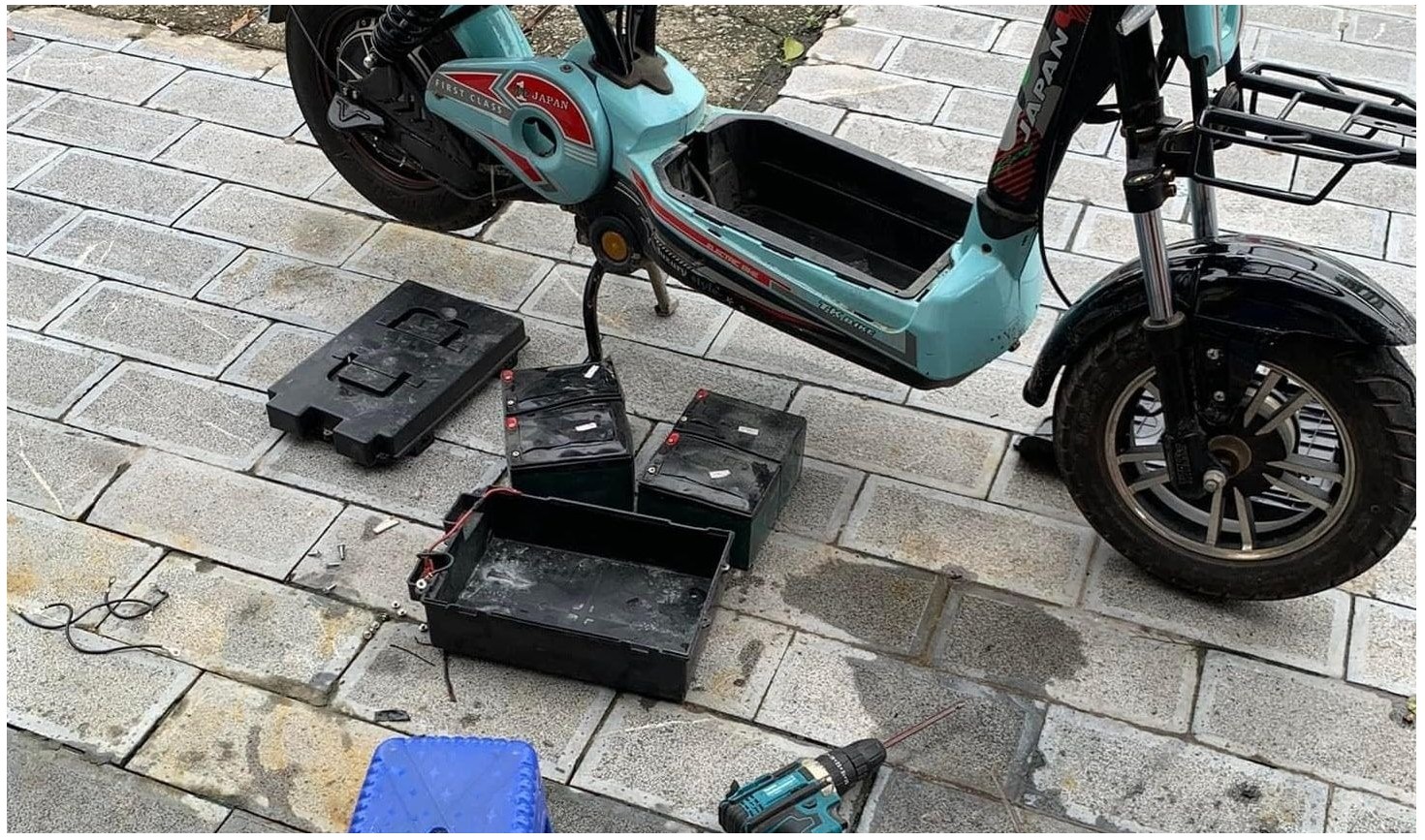 Bảng giá thay bình ắc quy xe đạp điện, ắc quy xe máy điện tại nhà TPHCM