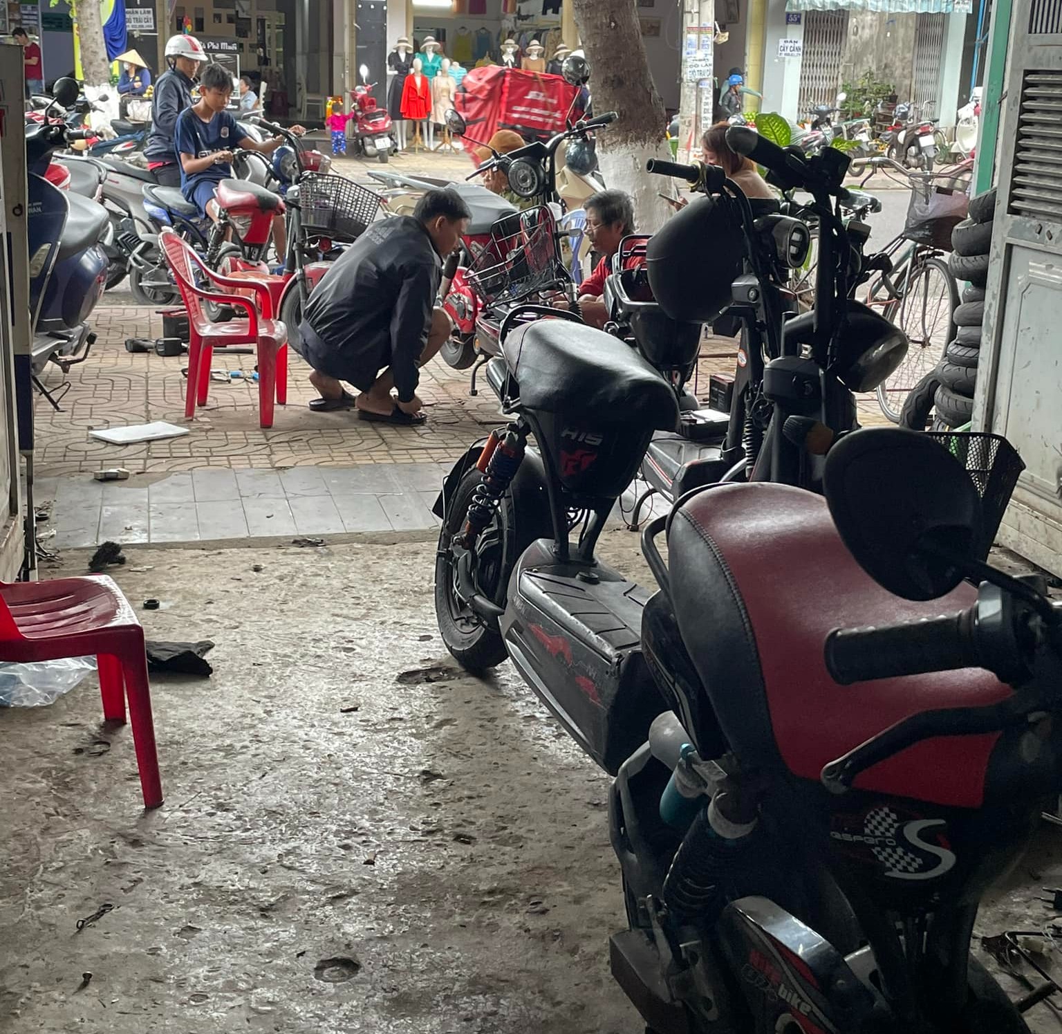 Vì sao thợ sửa xe điện giỏi vẫn luôn có việc?