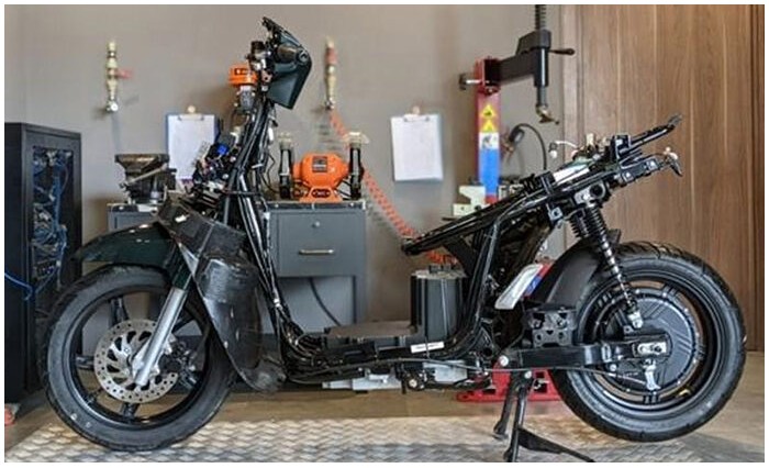 Vậy xe máy điện khác gì khiến người mới dễ “đuối”?