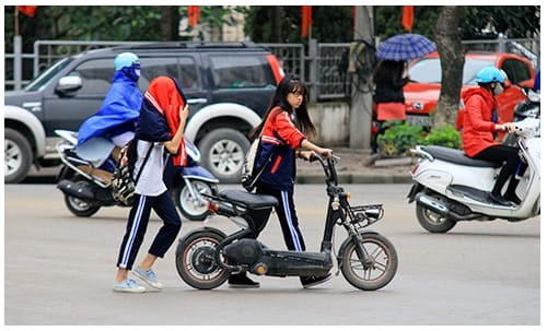 Xe đạp điện bị ngập nước, đi giật giật chết máy giữa đường