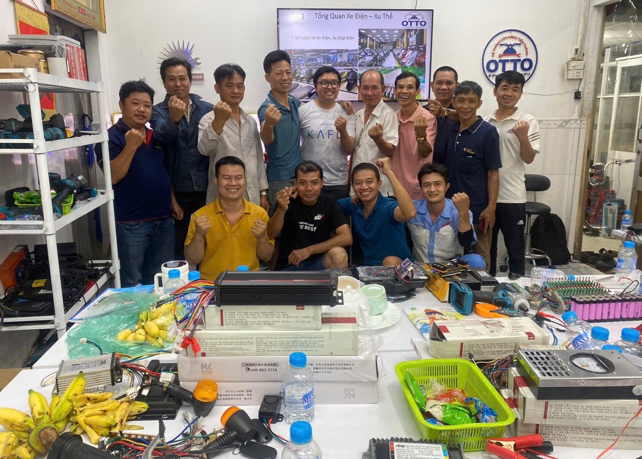 Học ngày học đêm trong 1-2 tuần, một ngày trung tâm này chia ra 3 ca để dạy theo kiểu công nghiệp 