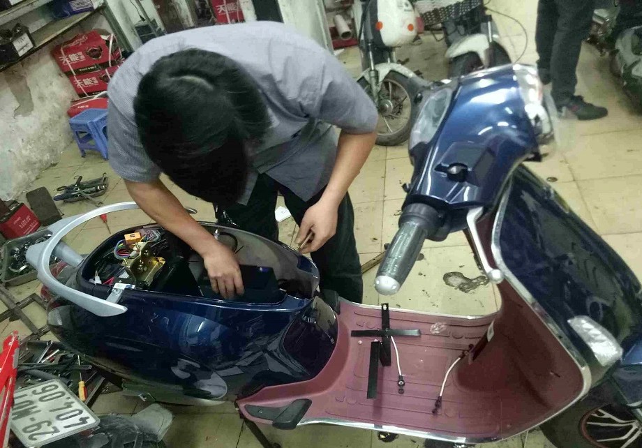 Thợ sửa xe điện ở Hà Nội và TPHCm thường có mức thu nhập đều từ 25-30tr/1 tháng