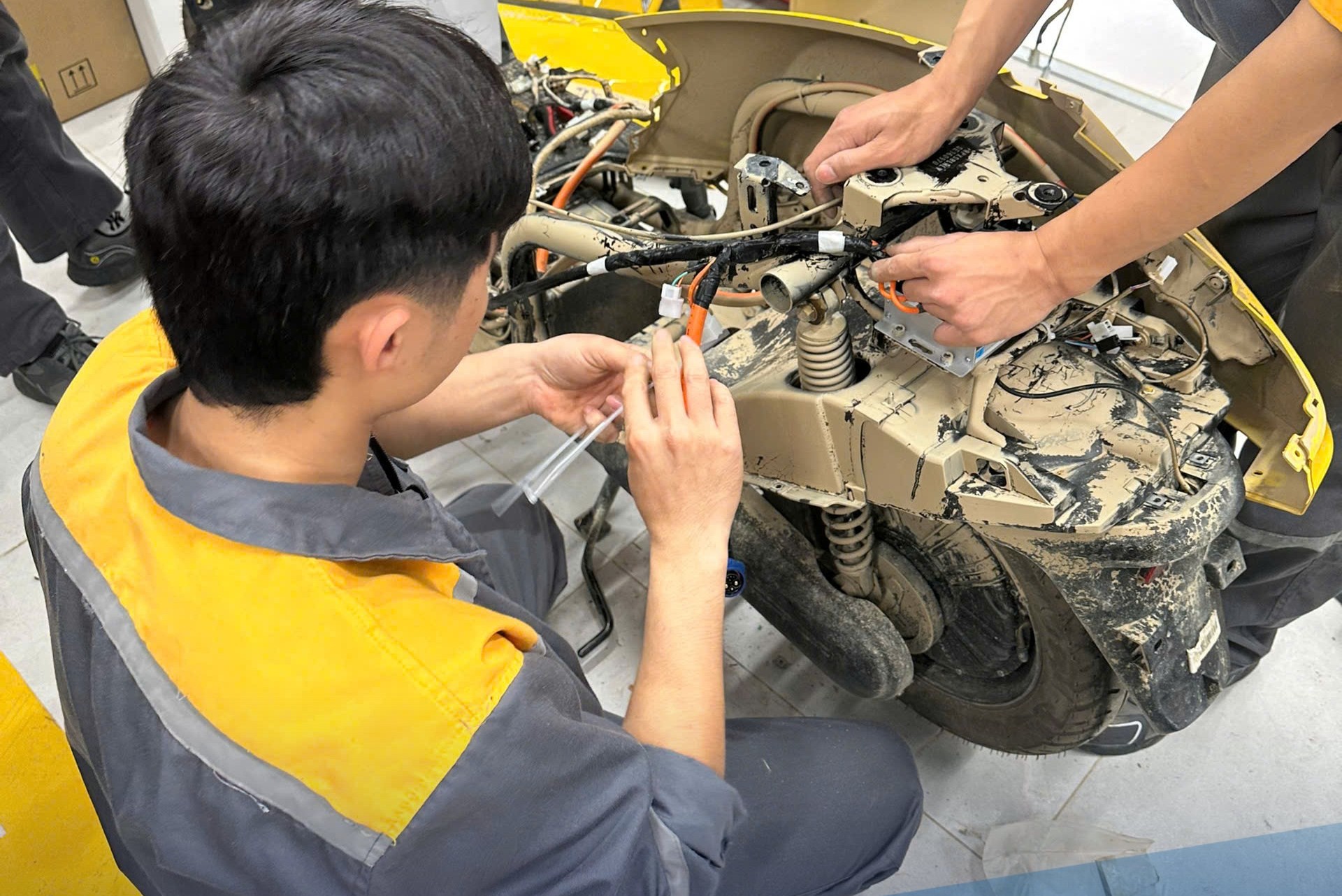 Học viên tự tin khắc phục hậu quả do xe điện Vinfast bị ngập lụt do thiên tai