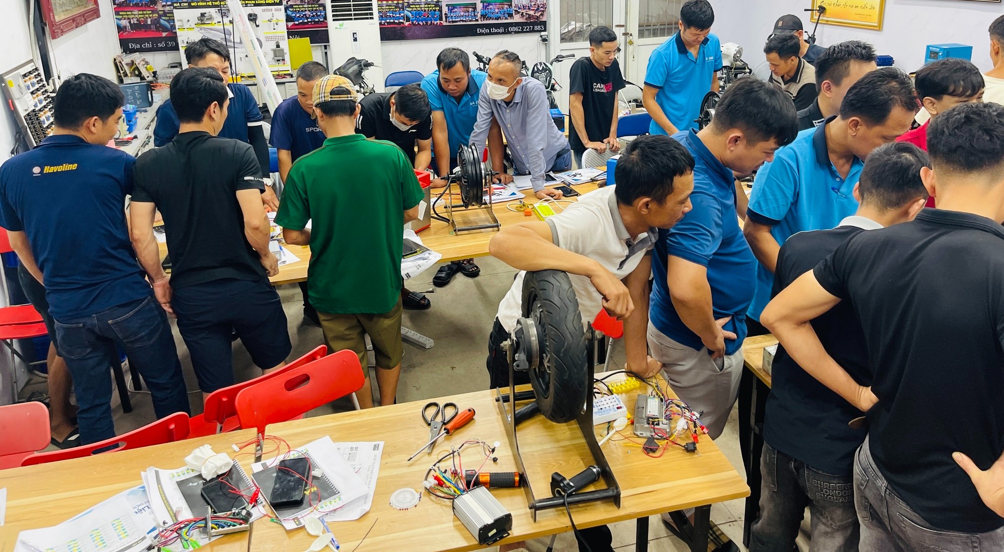 thu học phí trước rồi dồn lịch học trong khoảng 1–2 tuần để học viên ra nghề cùng lúc