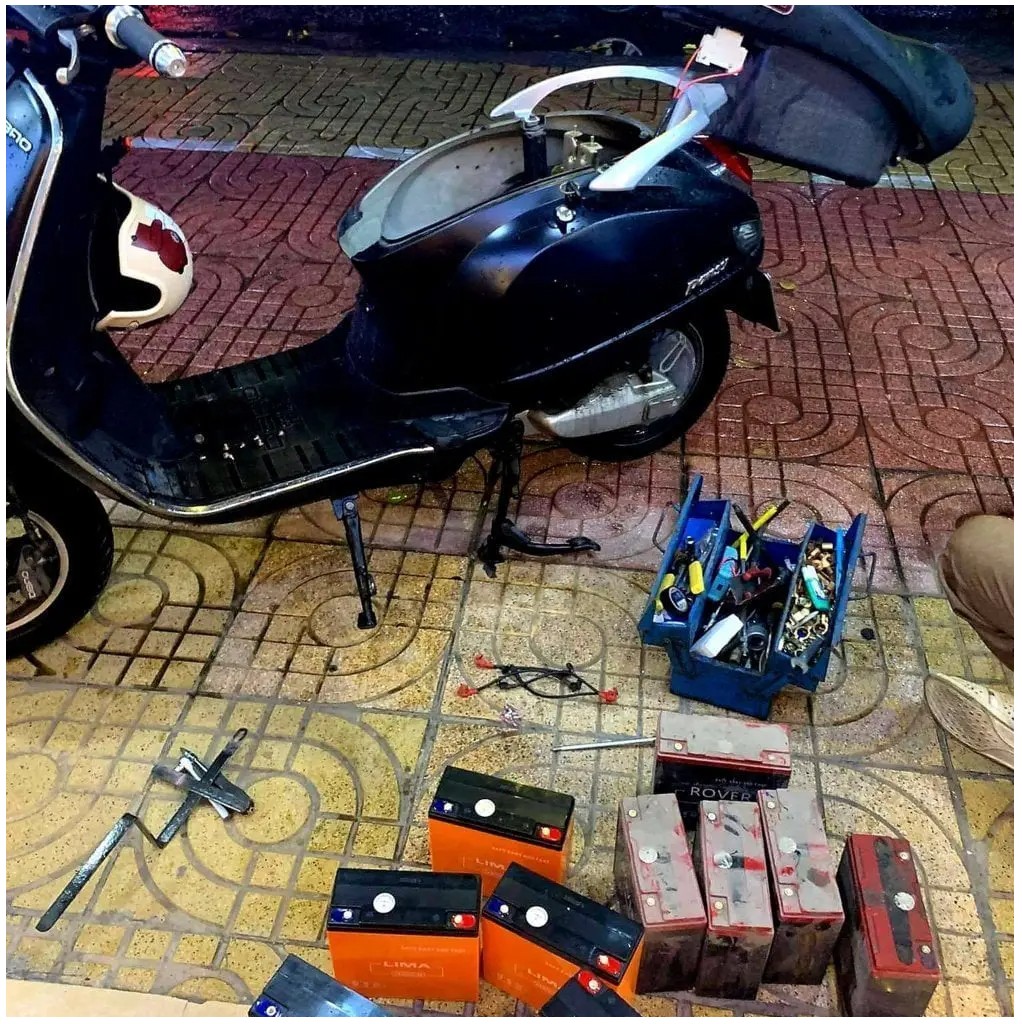 Thay bình ắc quy xe điện tại nhà có đắt không?