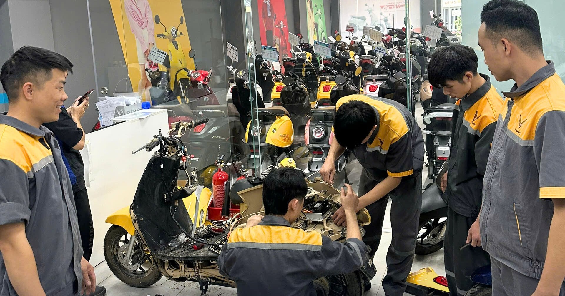 Thực hành trên xe máy điện Vinfast