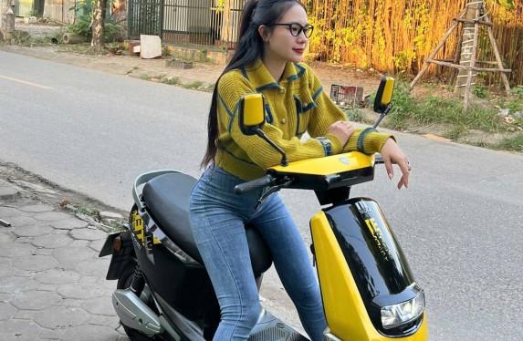 Cứu hộ khẩn cấp xe điện cho khách nữ ở Quận Ba Đình