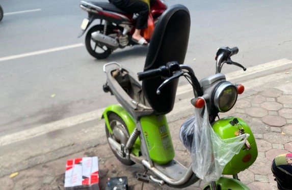 Bảo hành bình xe đạp điện Nijia cho khách hàng ở Tây Hồ