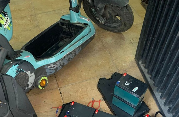 Nhân viên đến tại nhà bảo hành ắc quy xe đạp điện lỗi 1 đổi 1 cho khách Cầu Giấy mới thay được 7 tháng đã bị lỗi