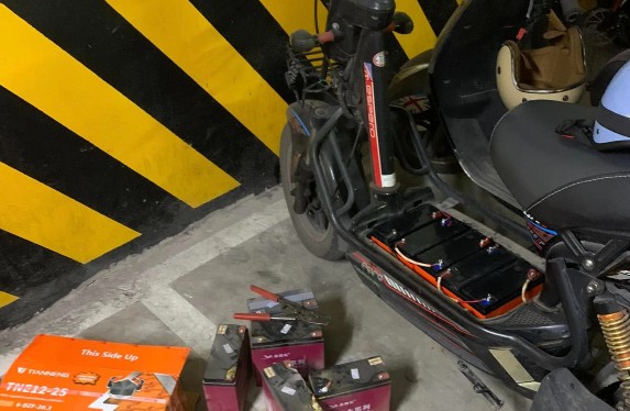 Thay bình xe điện M133S tận nơi ở hầm chung cư Quận Cầu Giấy