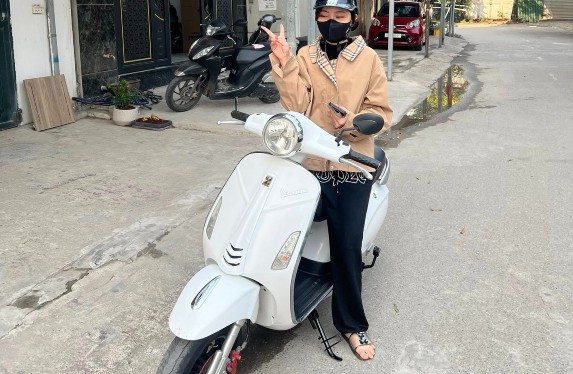 sửa xe điện Vespa cho em khách dễ thương ở Ba Đình