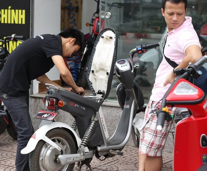 Khách hàng ở Hoàng Mai được nhân viên bảo hành sau sửa chữa xe điện miễn phí
