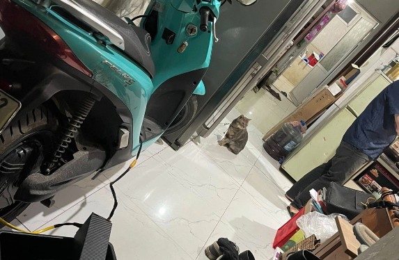 Sửa xe điện tận nhà cho anh khách chạy xe ôm công nghệ nhà ở Long Biên