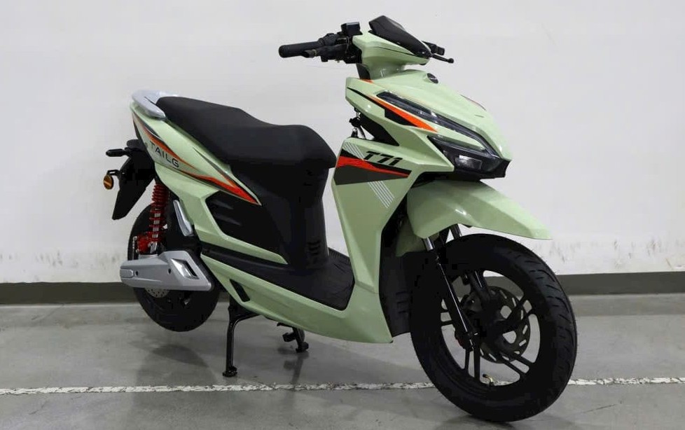 Xe Máy Điện TAILG T71 thiết kế thể thao hiện đại, nổi bật với kiểu dáng gọn gàng, yên xe thấp dễ điều khiển. Mẫu xe sử dụng pin LFP dung lượng 96V-22.3Ah cho quãng đường di chuyển dài, phù hợp đi học và đi làm hằng ngày trong đô thị.