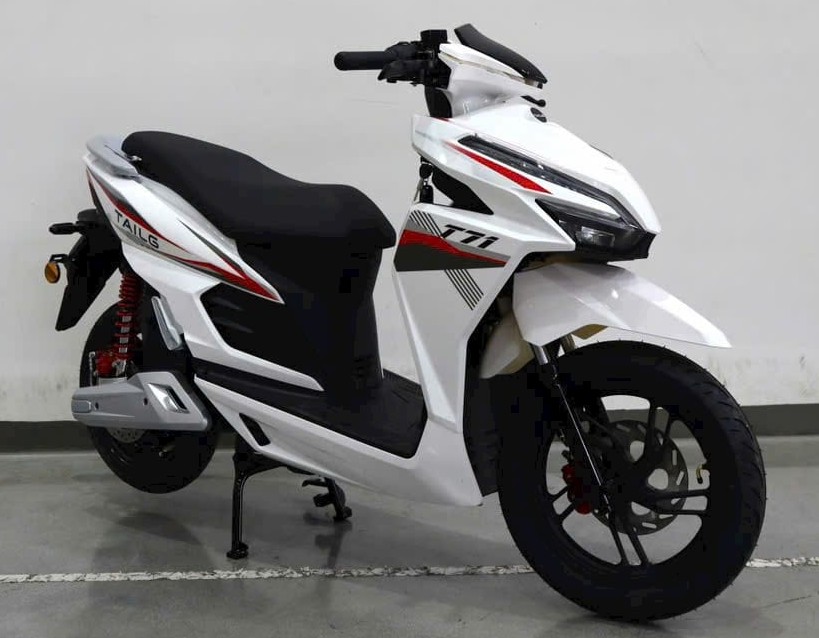 Hình ảnh thực tế Xe Máy Điện TAILG T71 trang bị động cơ 2000W mạnh mẽ, vận hành êm ái, tốc độ tối đa 45km/h. Xe có phanh đĩa trước sau an toàn, lốp không săm kích thước lớn giúp bám đường tốt và ổn định khi di chuyển.