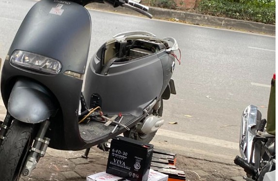 Thay bình xe máy điện GOGO cho khách ở Tây Hồ