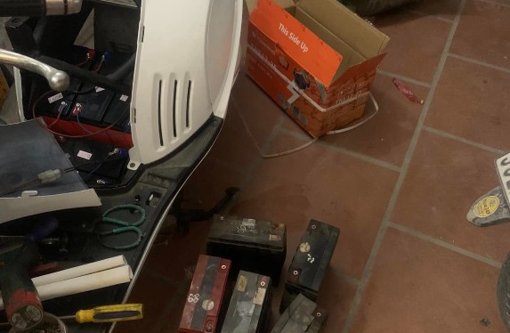 nhân viên đến tận nơi thay ắc quy xe máy điện ở Ba Đình