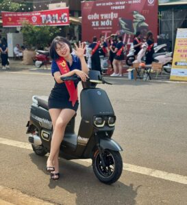 Góc chụp ngang thể hiện kiểu dáng trẻ trung của xe máy điện