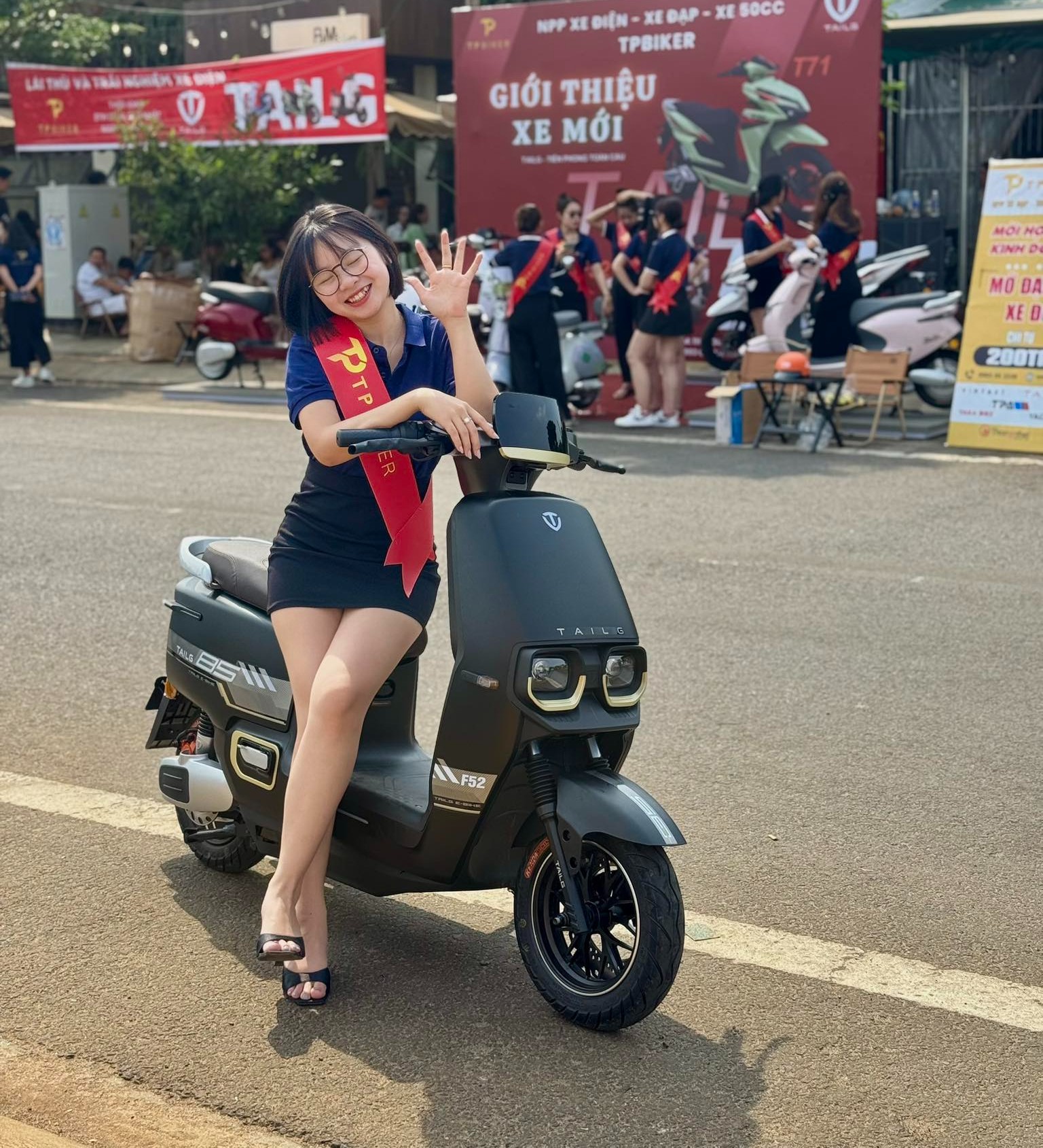 Góc chụp ngang thể hiện kiểu dáng trẻ trung của xe máy điện