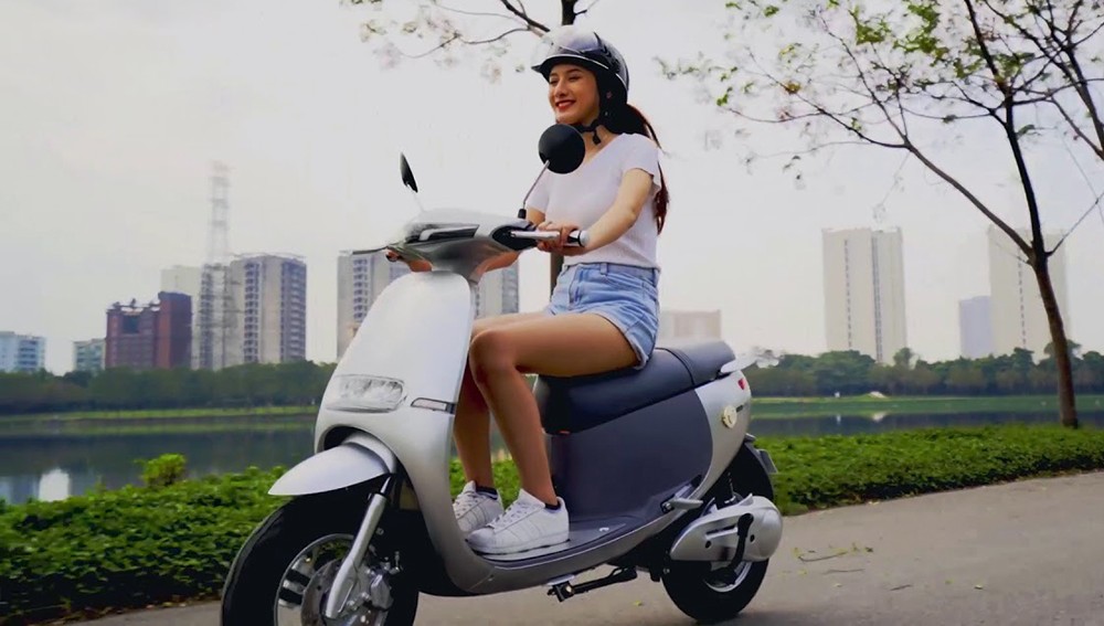 Thân xe máy điện thiết kế liền mạch, màu sơn bền đẹp