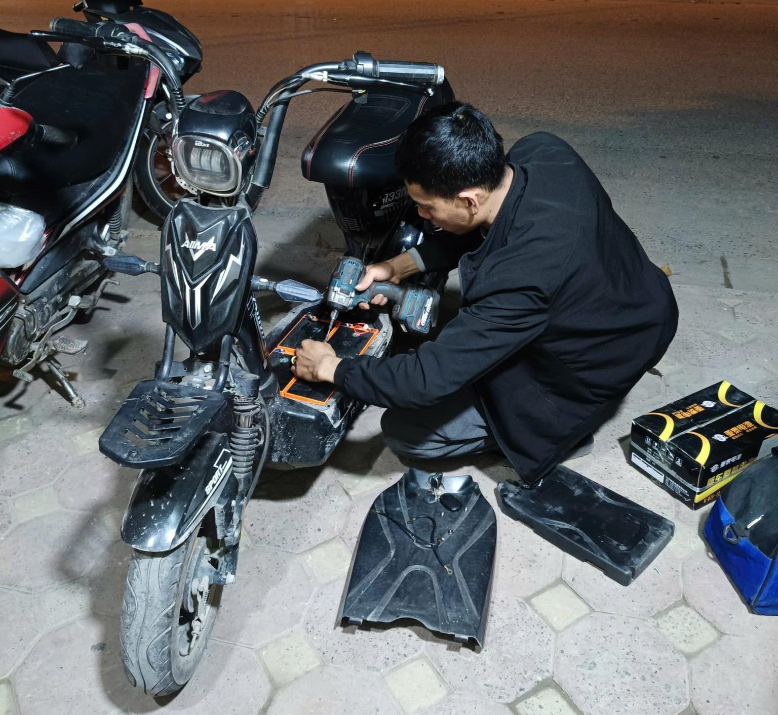 Học viên học sửa xe đạp điện ra ngoài thực chiến