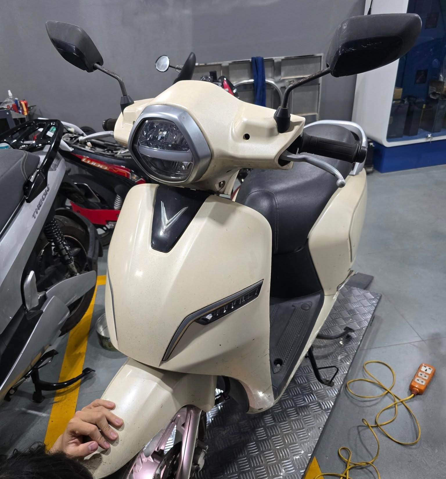 Học sửa xe điện VinFast – Lộ trình đào tạo kỹ thuật thực hành cho dòng xe điện công nghệ cao